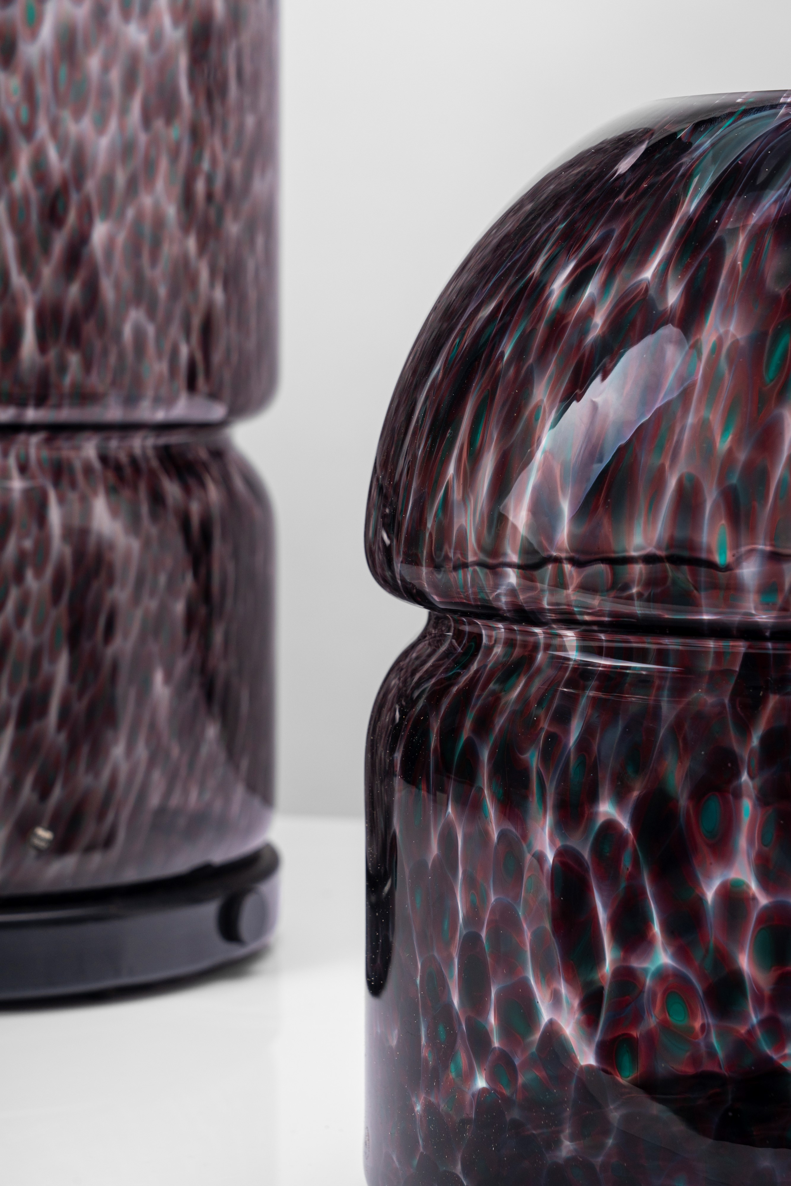 Gae Aulenti - Lampada da terra e vaso della serie “Glicine”