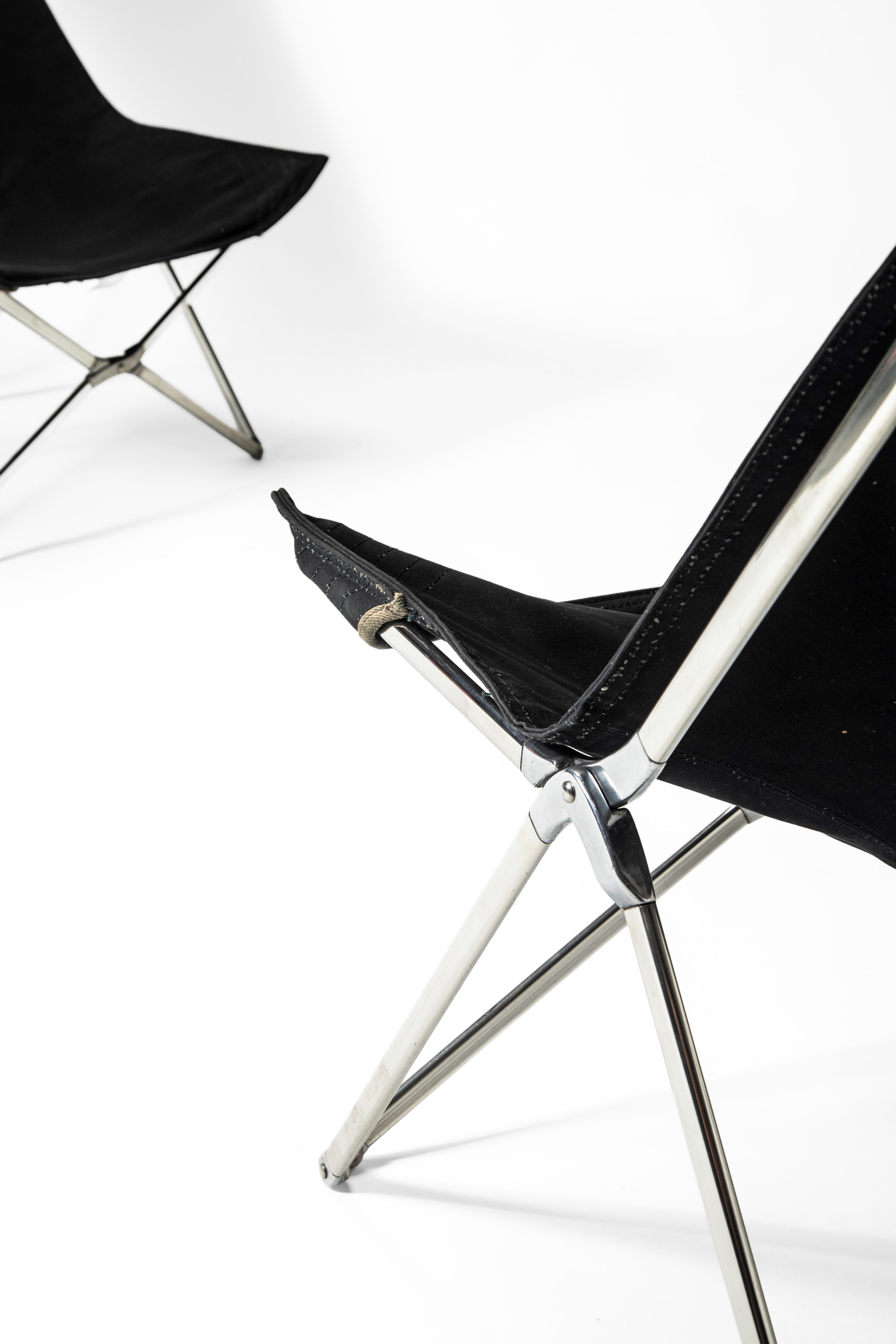 Gae Aulenti - Coppia di tripoline modello n. 835(920) “April”, acciaio inox, alluminio e tessuto