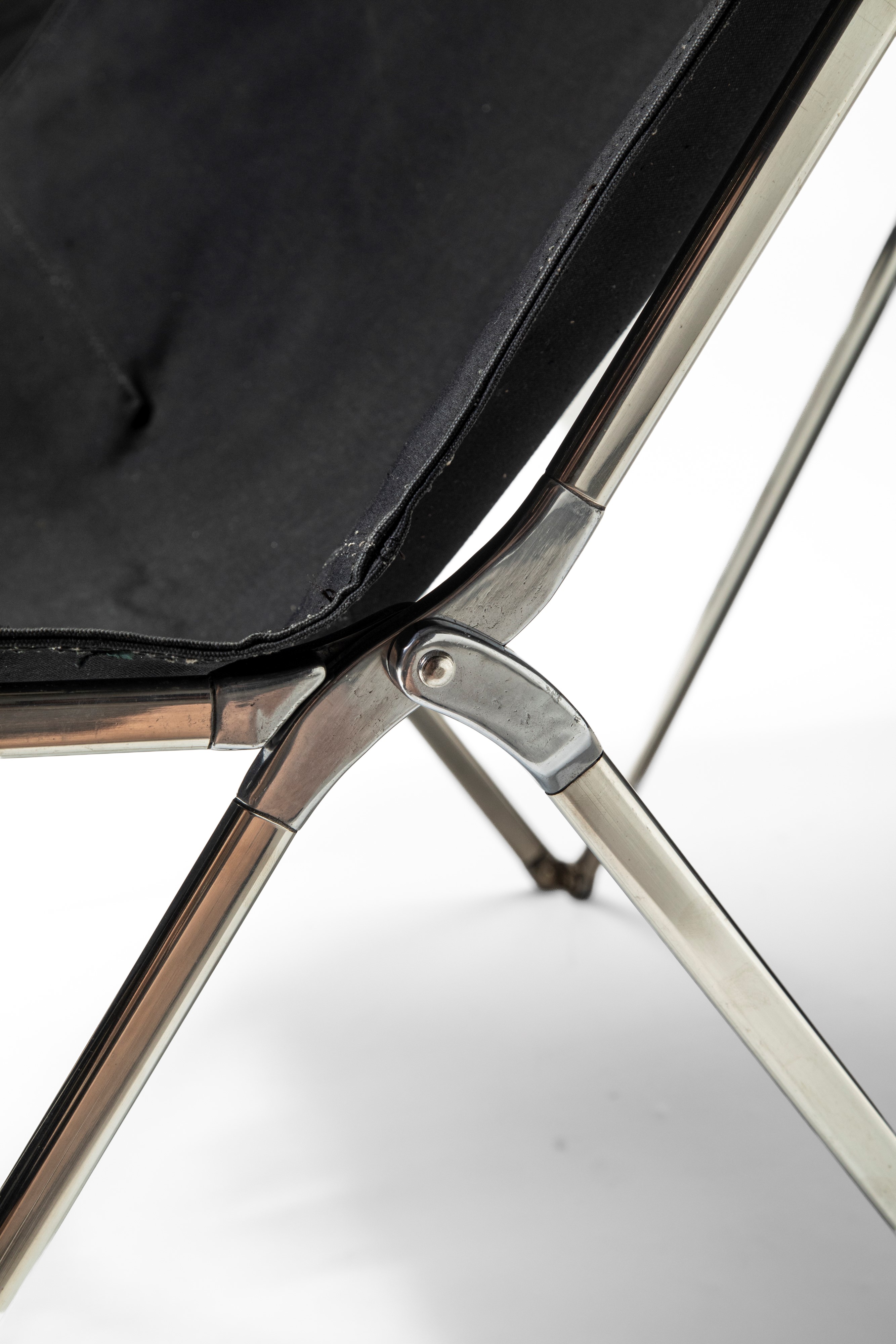 Gae Aulenti - Coppia di tripoline modello n. 835(920) “April”, acciaio inox, alluminio e tessuto