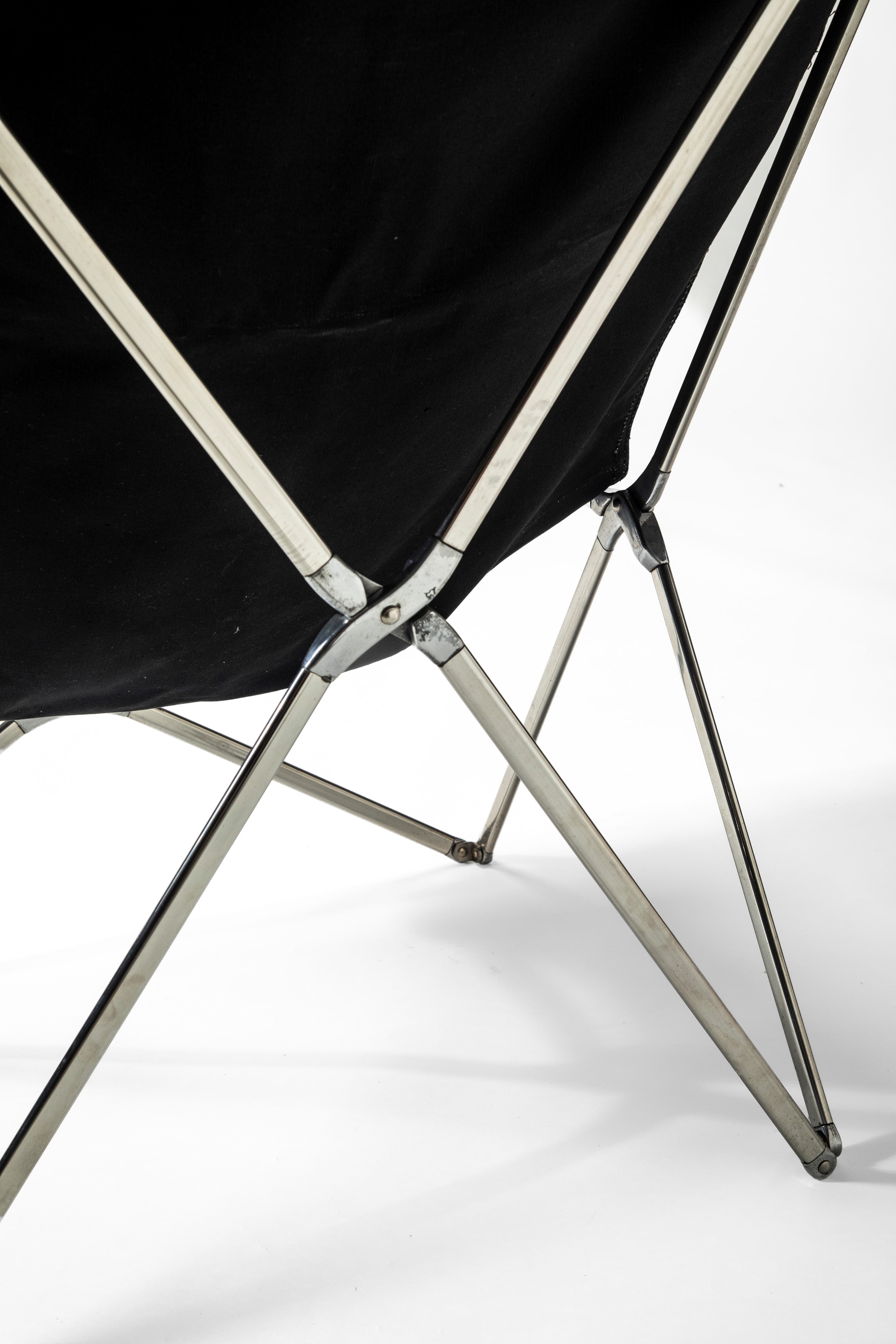 Gae Aulenti - Coppia di tripoline modello n. 835(920) “April”, acciaio inox, alluminio e tessuto