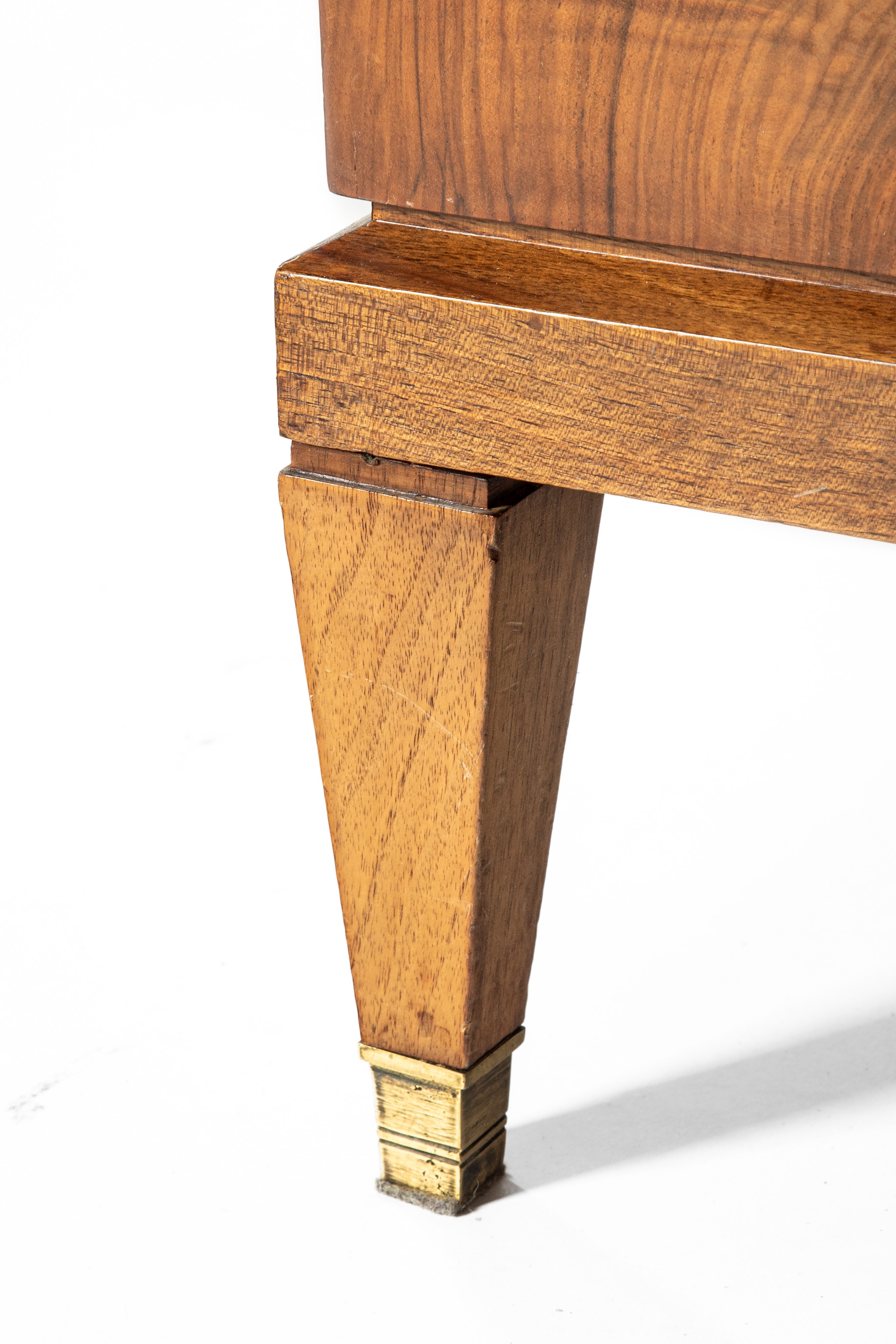 Gio Ponti, Armadio della serie “Domus Nova” (due ante), betulla e radica di olmo con finitura in ...