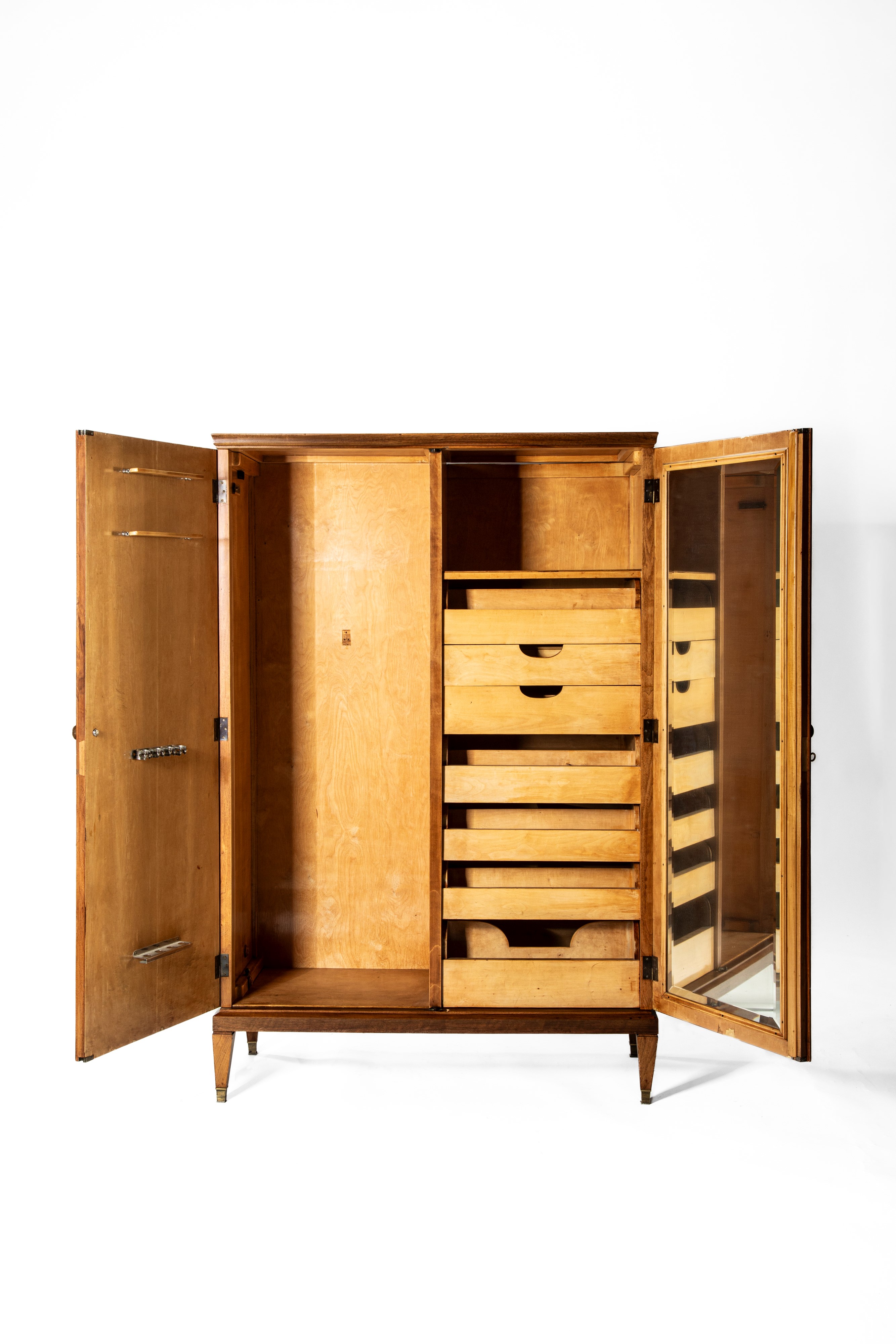Gio Ponti, Armadio della serie “Domus Nova” (due ante), betulla e radica di olmo con finitura in ...