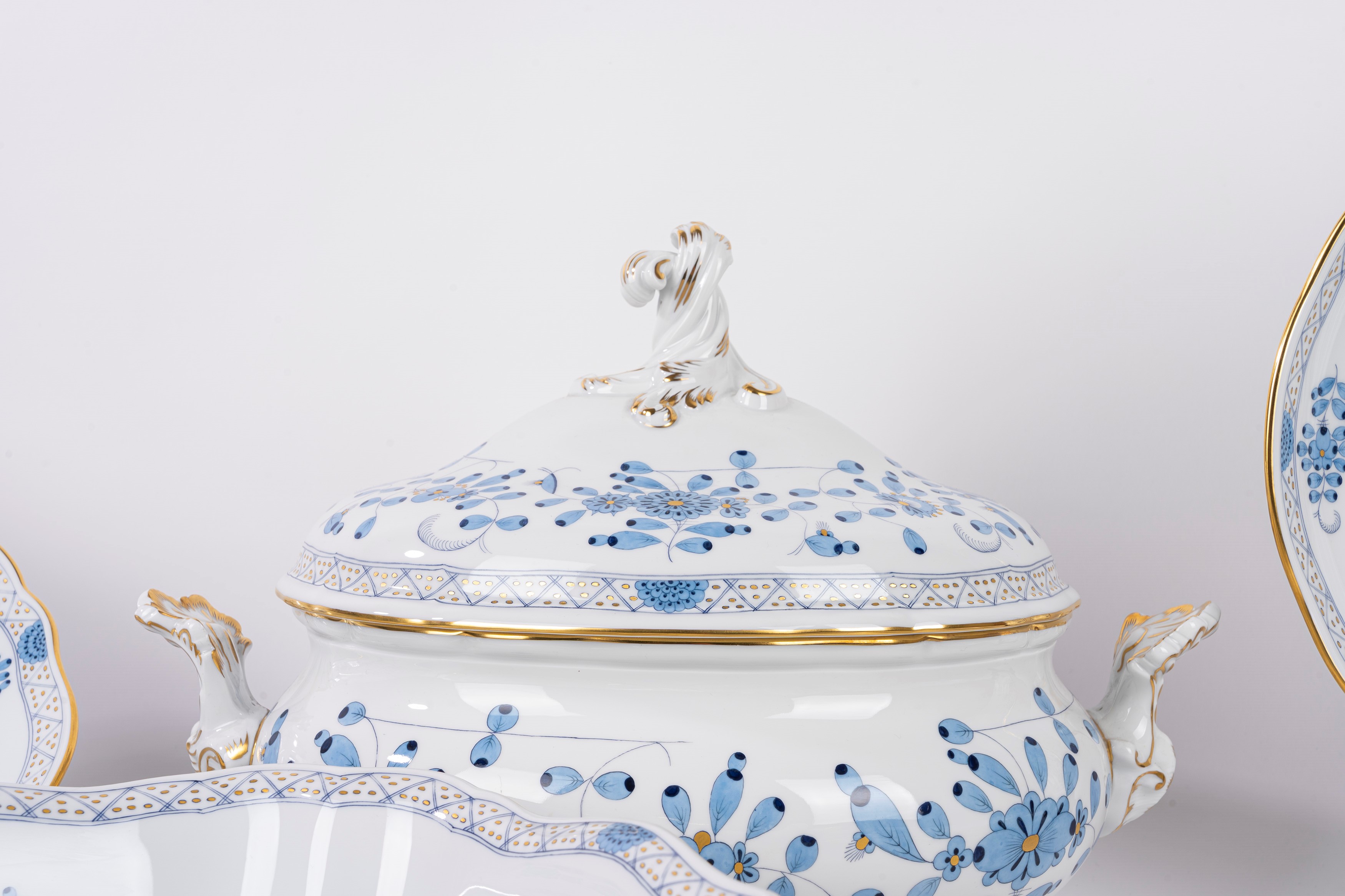 Meissen, Servizio in porcellana da dodici 'Blue Indianische Blumen', composto da 65 pezzi