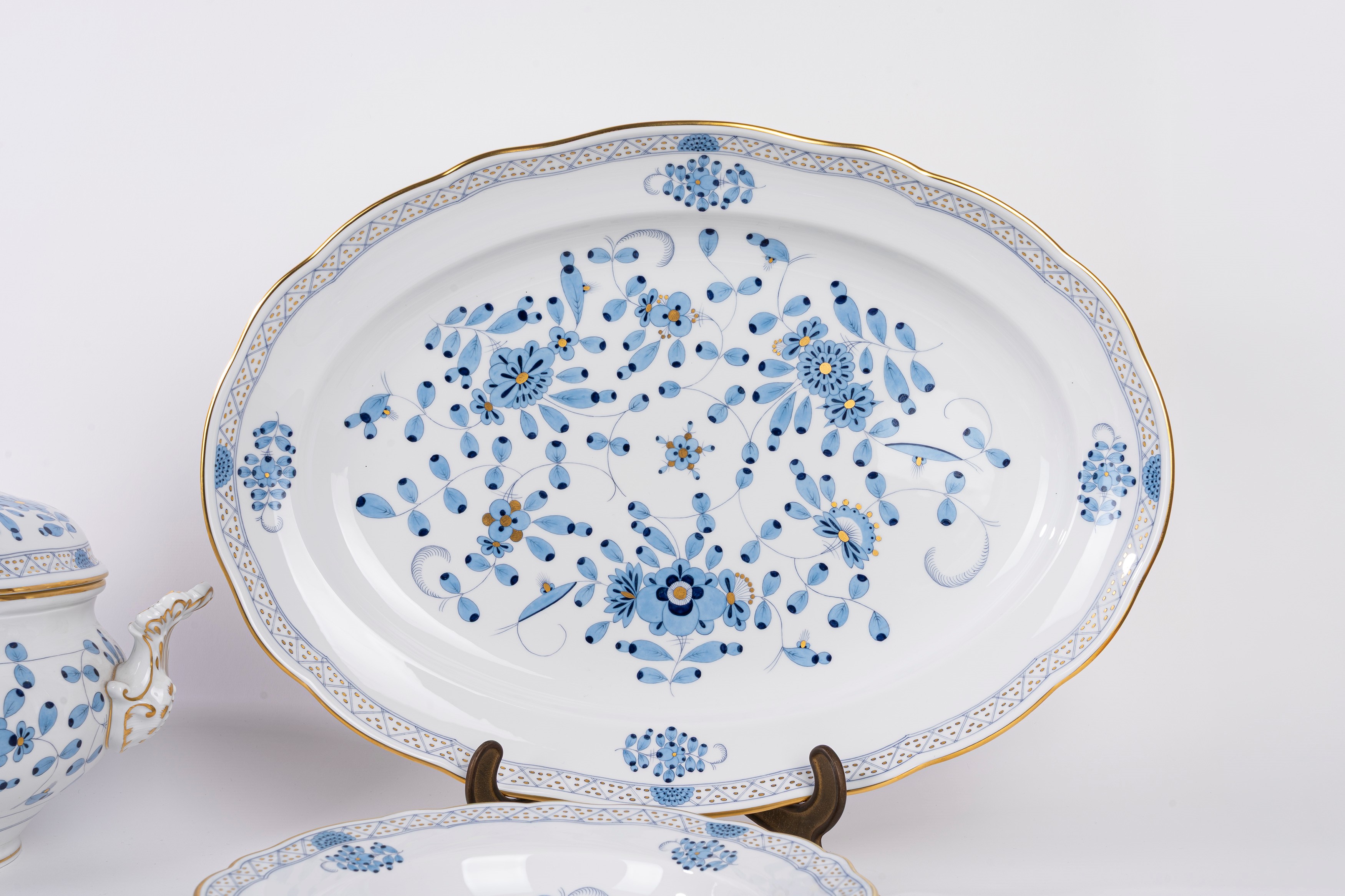 Meissen, Servizio in porcellana da dodici 'Blue Indianische Blumen', composto da 65 pezzi