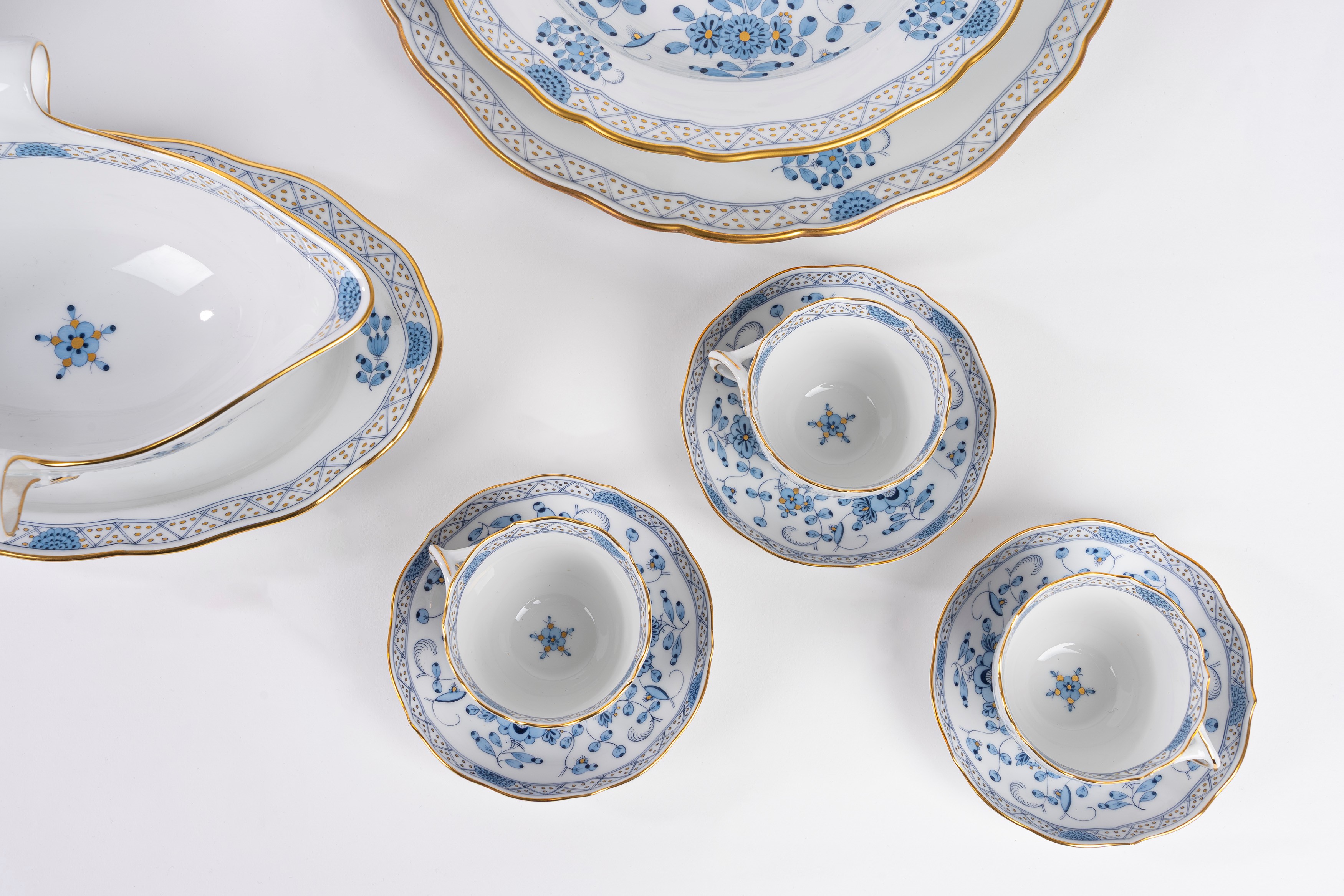 Meissen, Servizio in porcellana da dodici 'Blue Indianische Blumen', composto da 65 pezzi