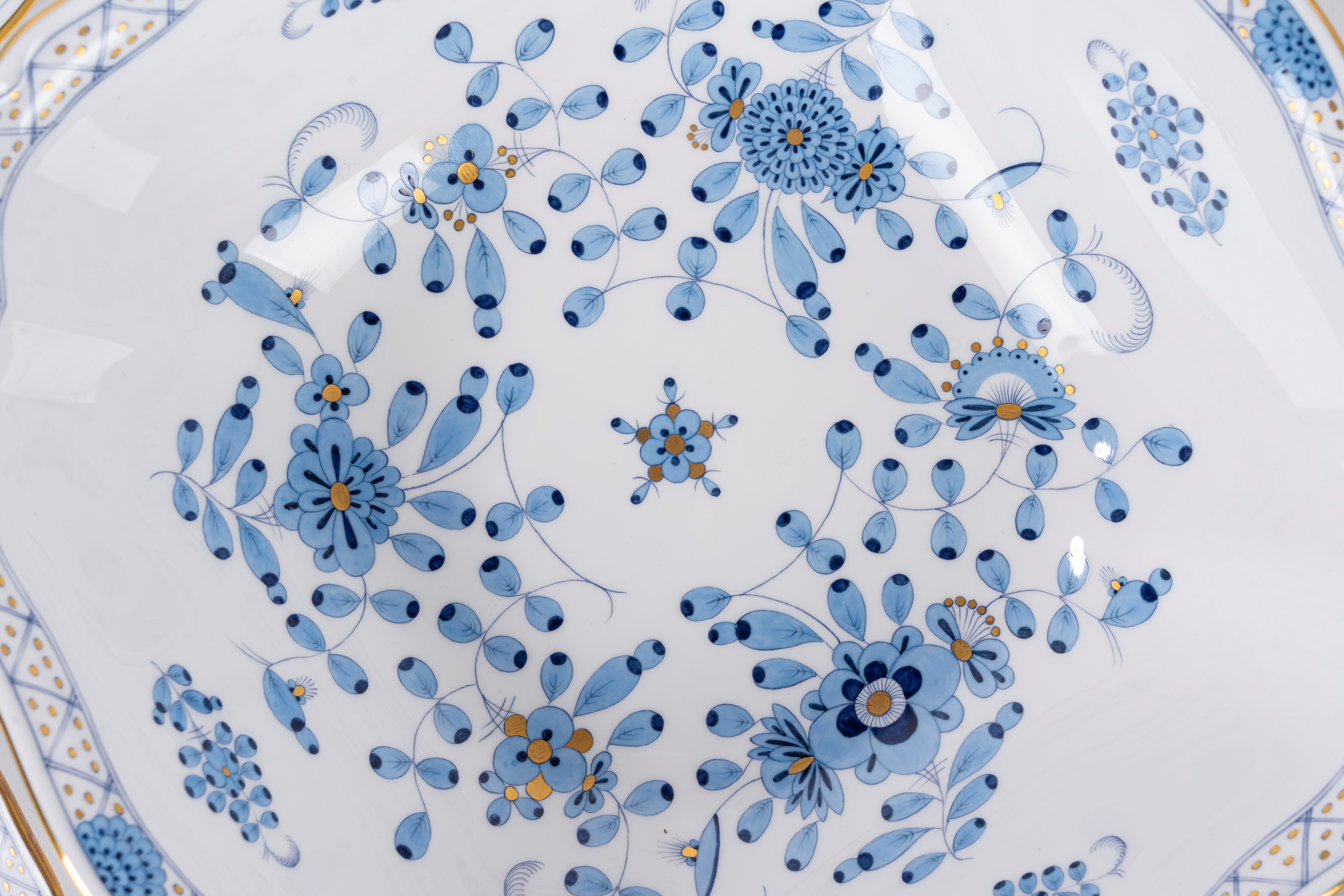 Meissen, Servizio in porcellana da dodici 'Blue Indianische Blumen', composto da 65 pezzi