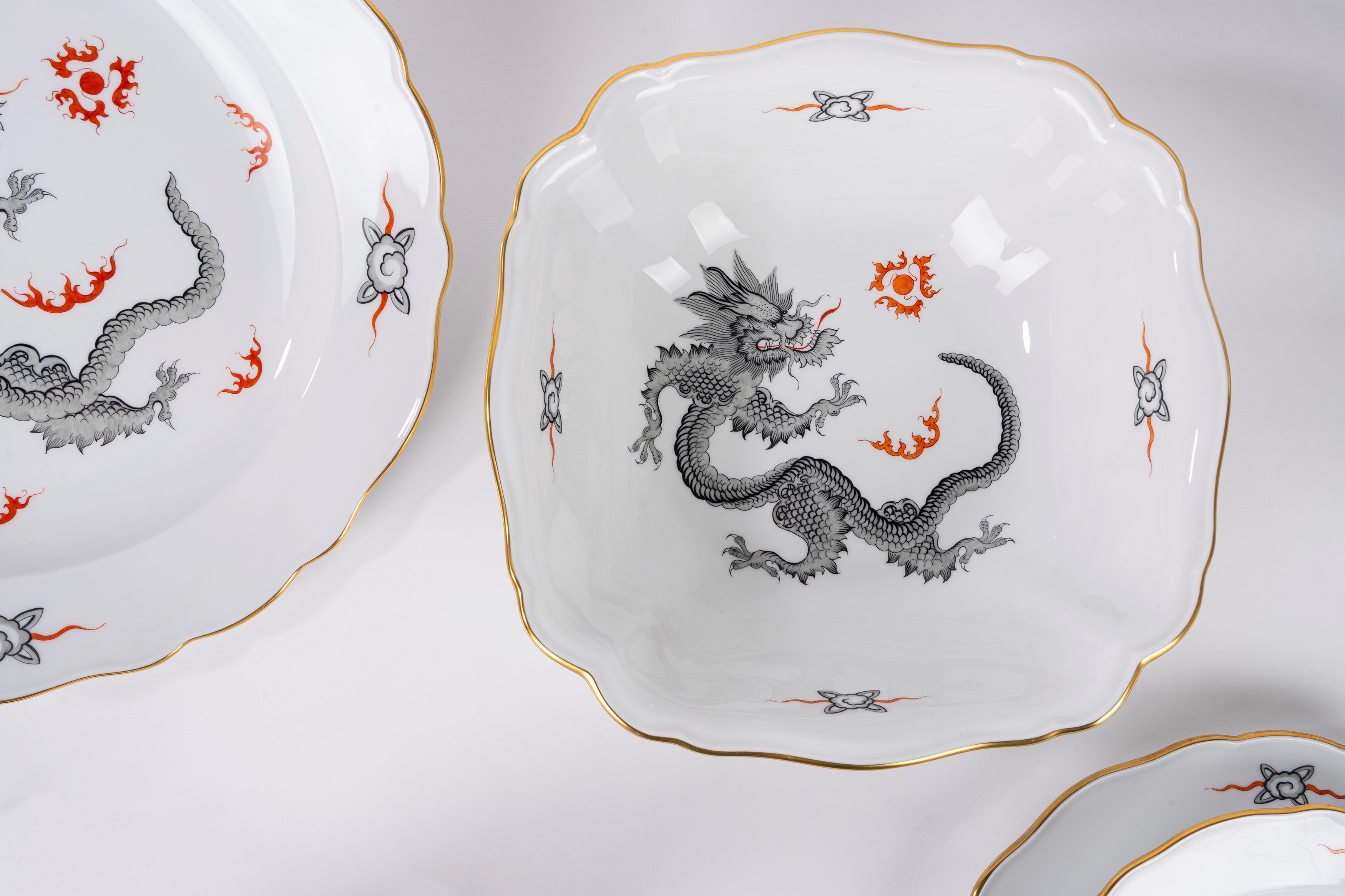 Importante Servizio da Dodici in Porcellana "ming Black Dragon", Meissen