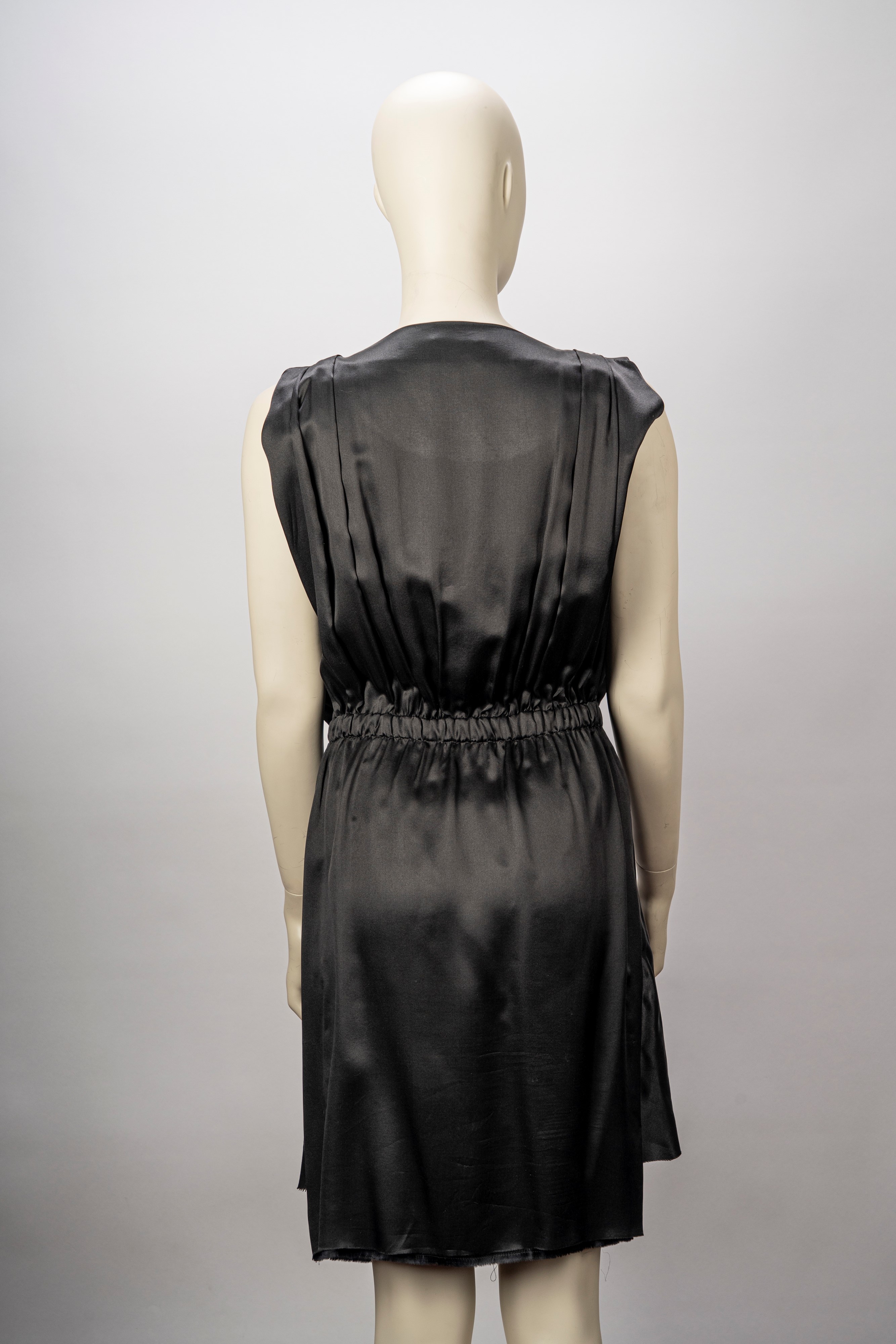 Lanvin - Abito in misto seta nero, smanicato, balza asimmetrica arricciata in vita (2010)