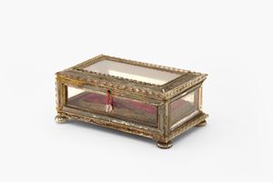 Relic box made of wood and blown glass. 18th century.