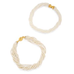 Two pearls necklaces