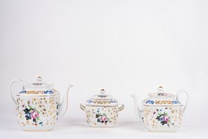 Lotto composto da teiera, caffettiera e zuccheriera in porcellana decorata in policromia, Francia