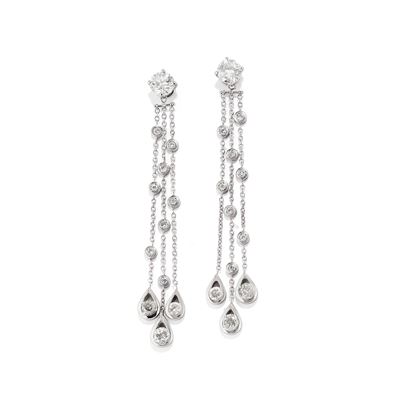 Orecchini pendenti con diamanti, in oro bianco 18k