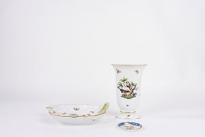 Lotto composto da vaso, piatto a forma di foglia e piattino in porcellana, Herend