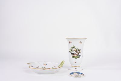 Herend, Vaso e servizi in porcellana policroma con uccellini e farfalle