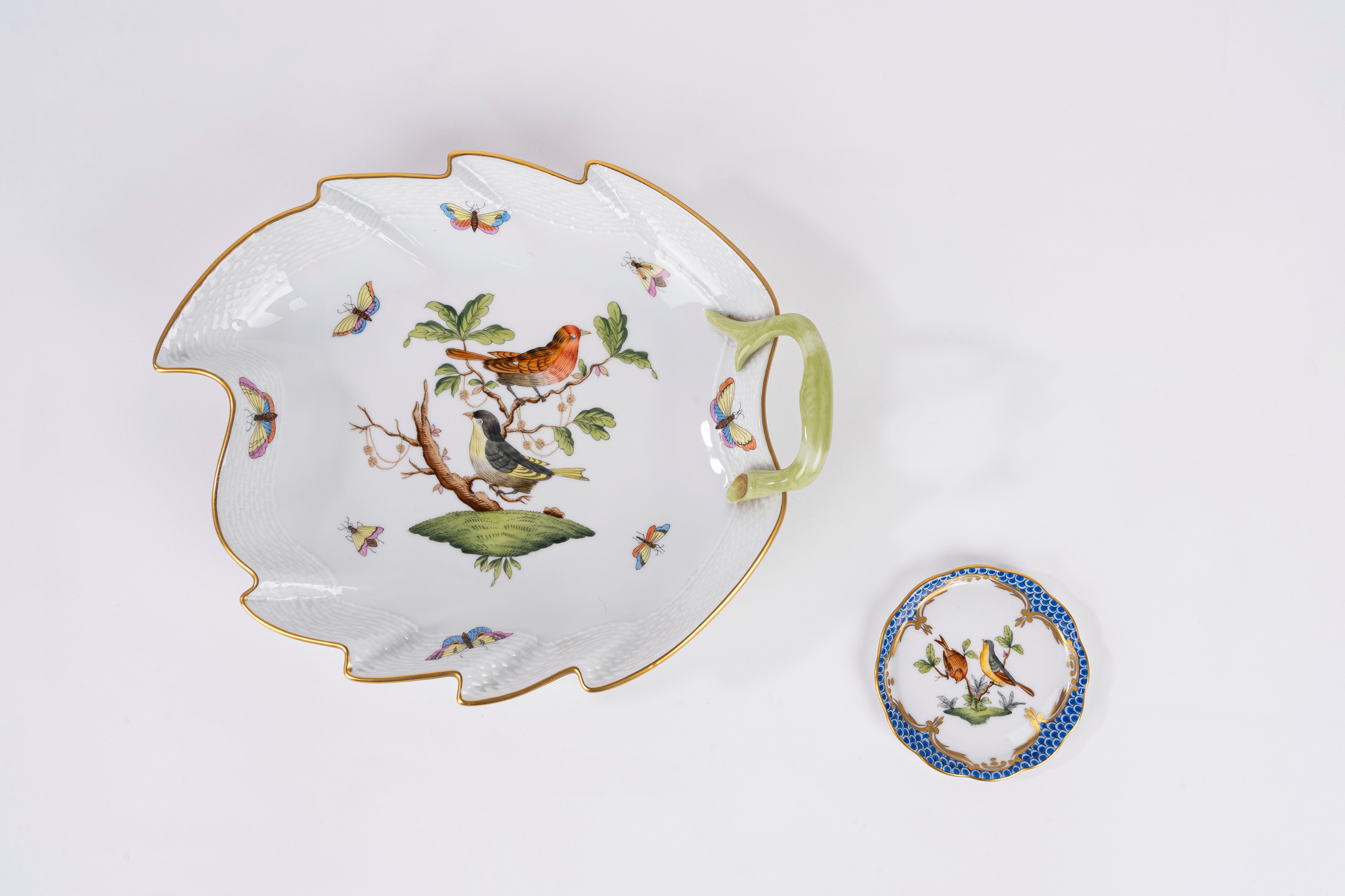 Herend, Vaso e servizi in porcellana policroma con uccellini e farfalle