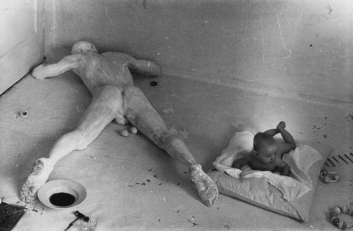 Günter Brus - Azione con bambino, 1975 - Stampa vintage alla gelatina ai sali d'argento