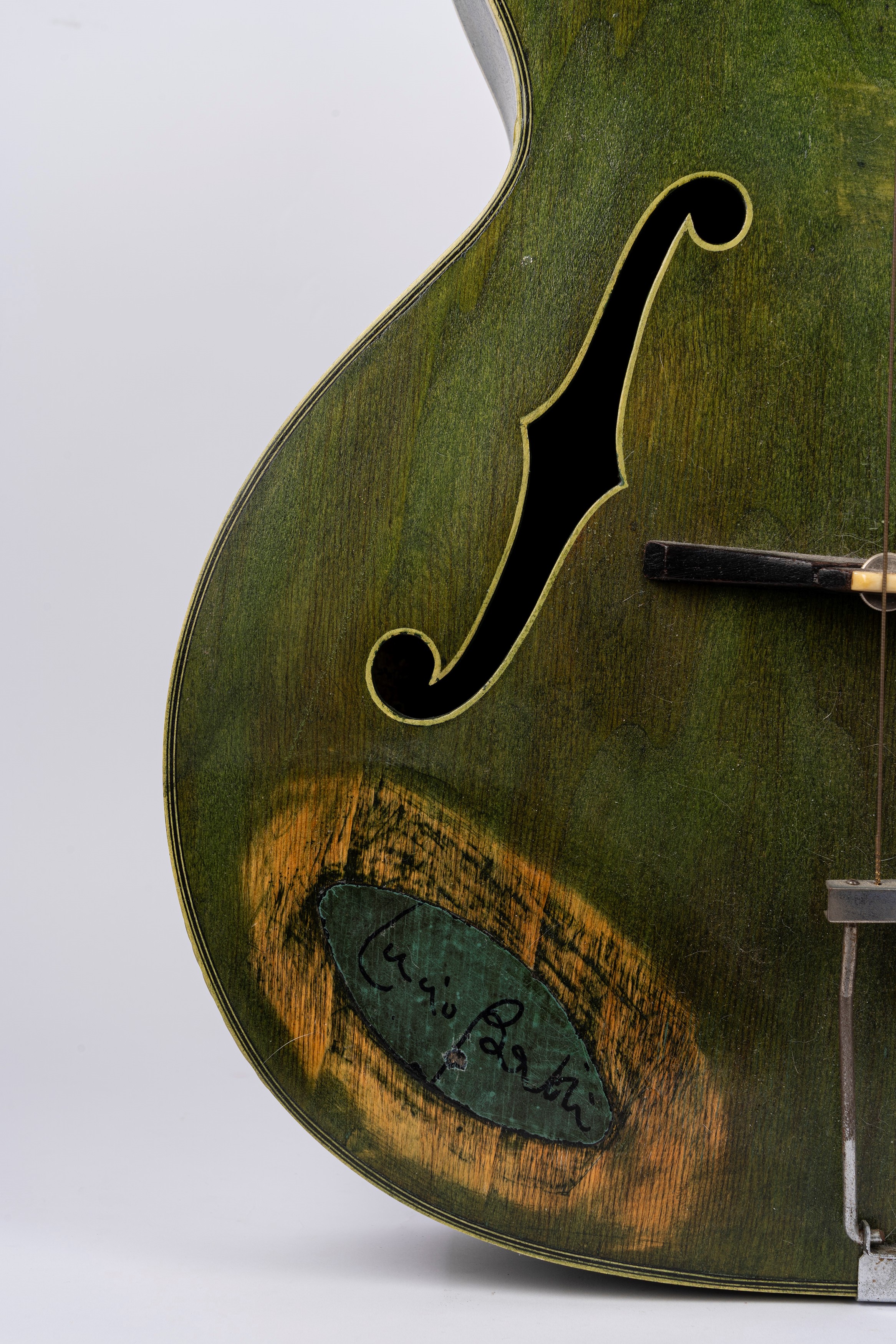 Chitarra acustica a sei corde (anni '50), appartenuta a Lucio Battisti con firma autografa
