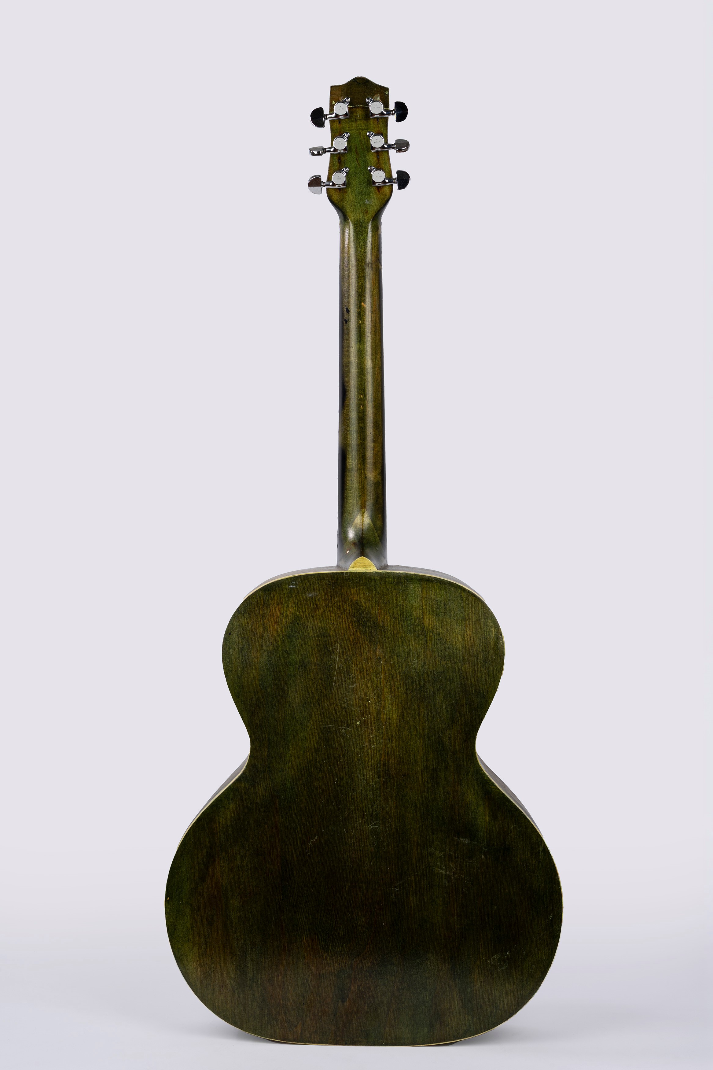 Chitarra acustica a sei corde (anni '50), appartenuta a Lucio Battisti con firma autografa