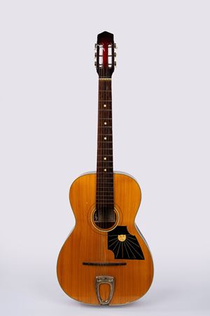 Chitarra acustica a sei corde, appartenuta a Lucio Battisti