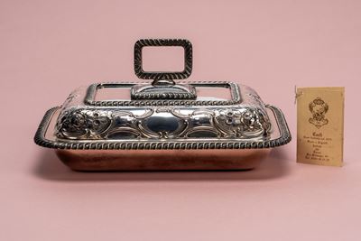 Legumiera “Vittoriana”, metallo argentato con coperchio decorato a rilievo