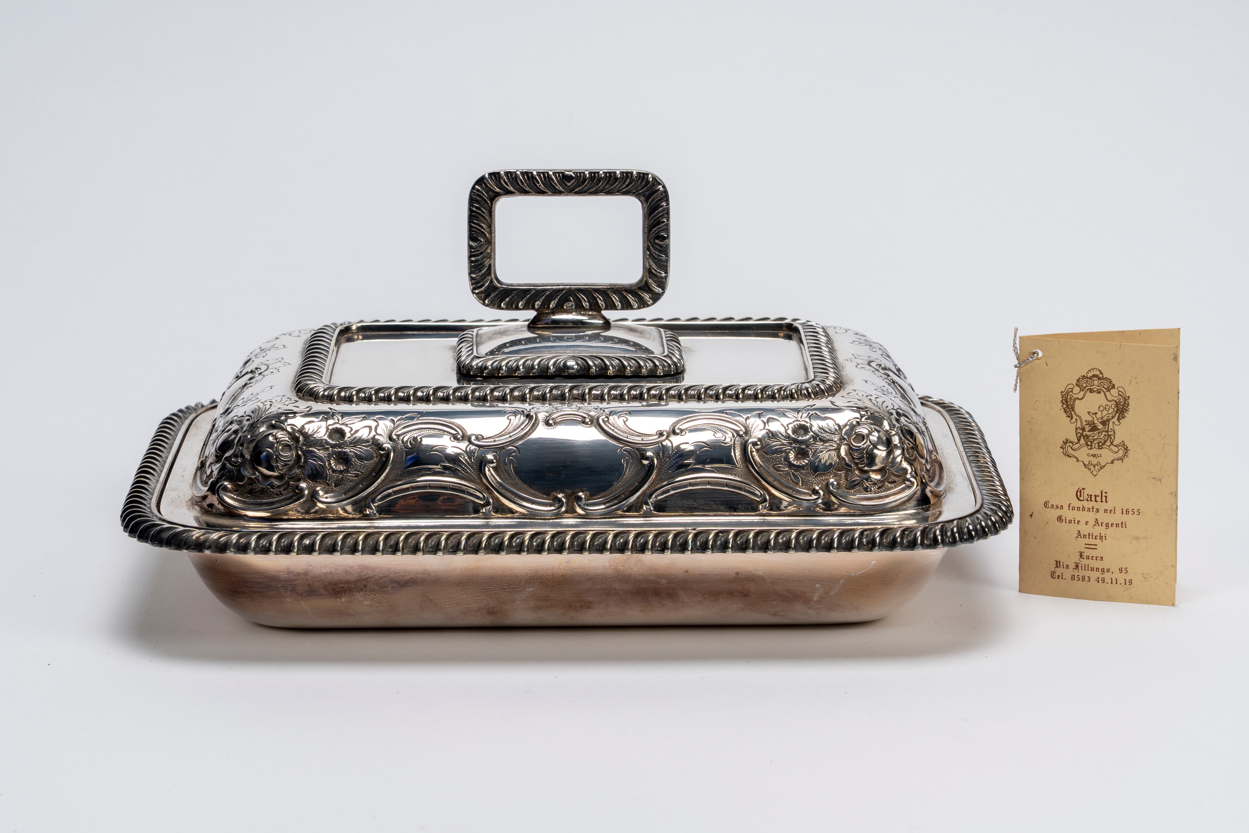 Legumiera “Vittoriana”, in metallo argentato con coperchio decorato in rilievo