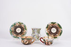 Lot consisting of two teacups with saucers and a vase in polychrome porcelain, Capodimonte, 20th century