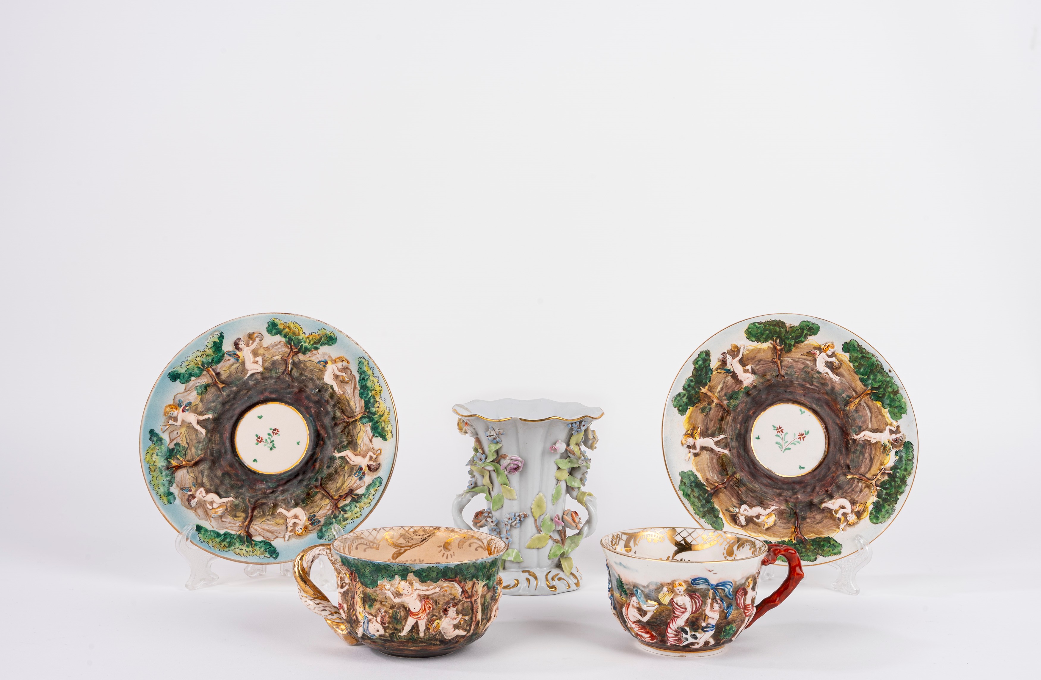 Capodimonte, Due tazze con piattino e vaso in porcellana policroma (sec. XX)