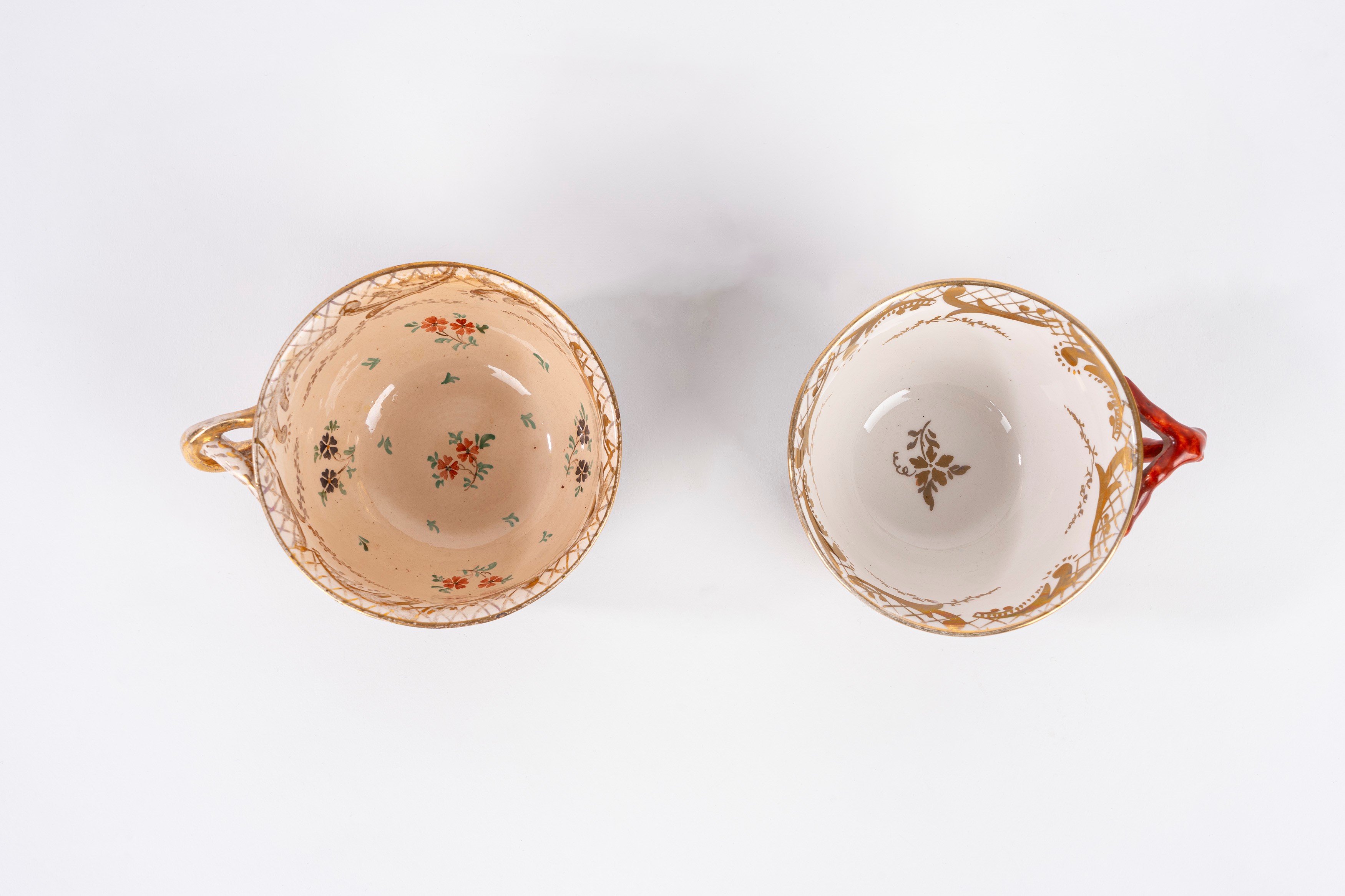 Capodimonte, Due tazze con piattino e vaso in porcellana policroma (sec. XX)
