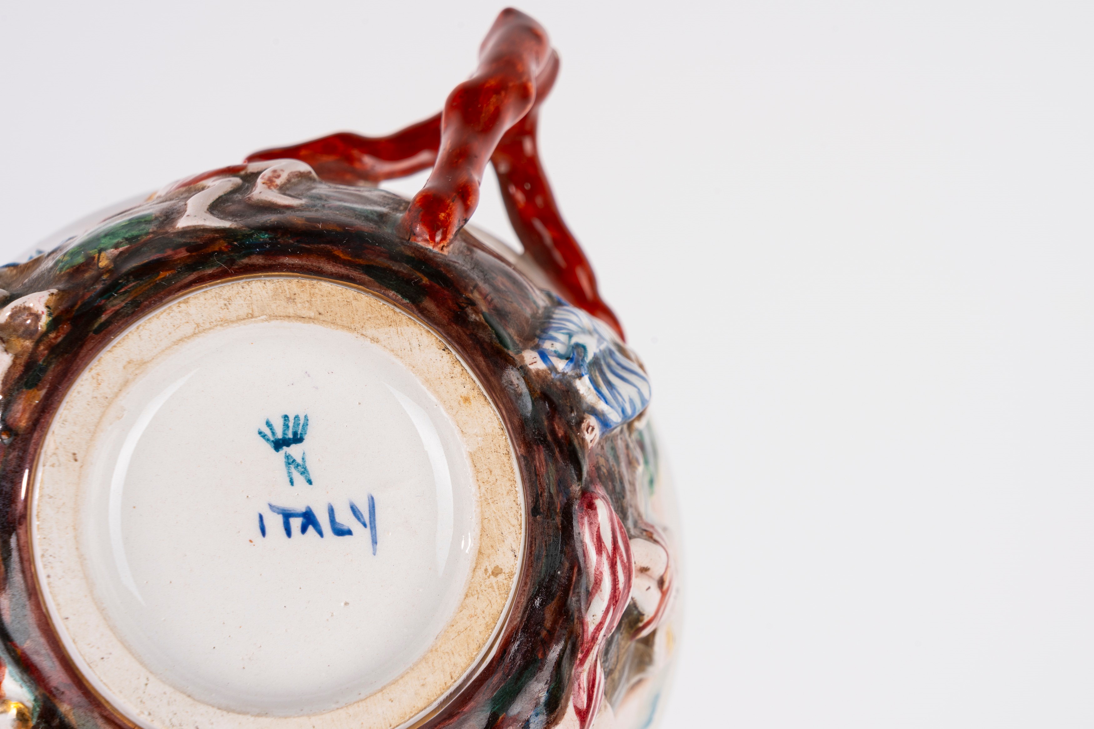 Capodimonte, Due tazze con piattino e vaso in porcellana policroma (sec. XX)