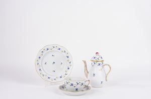 Lotto composto da teiera, tazza con piattino e piatto  da dolce, in porcellana decorata in policromia, Herend