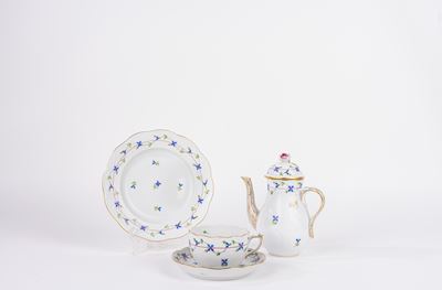 Lotto Composto da Teiera, Tazza con Piattino e Piatto da Dolce, in Porcellana Decorata in Policro...
