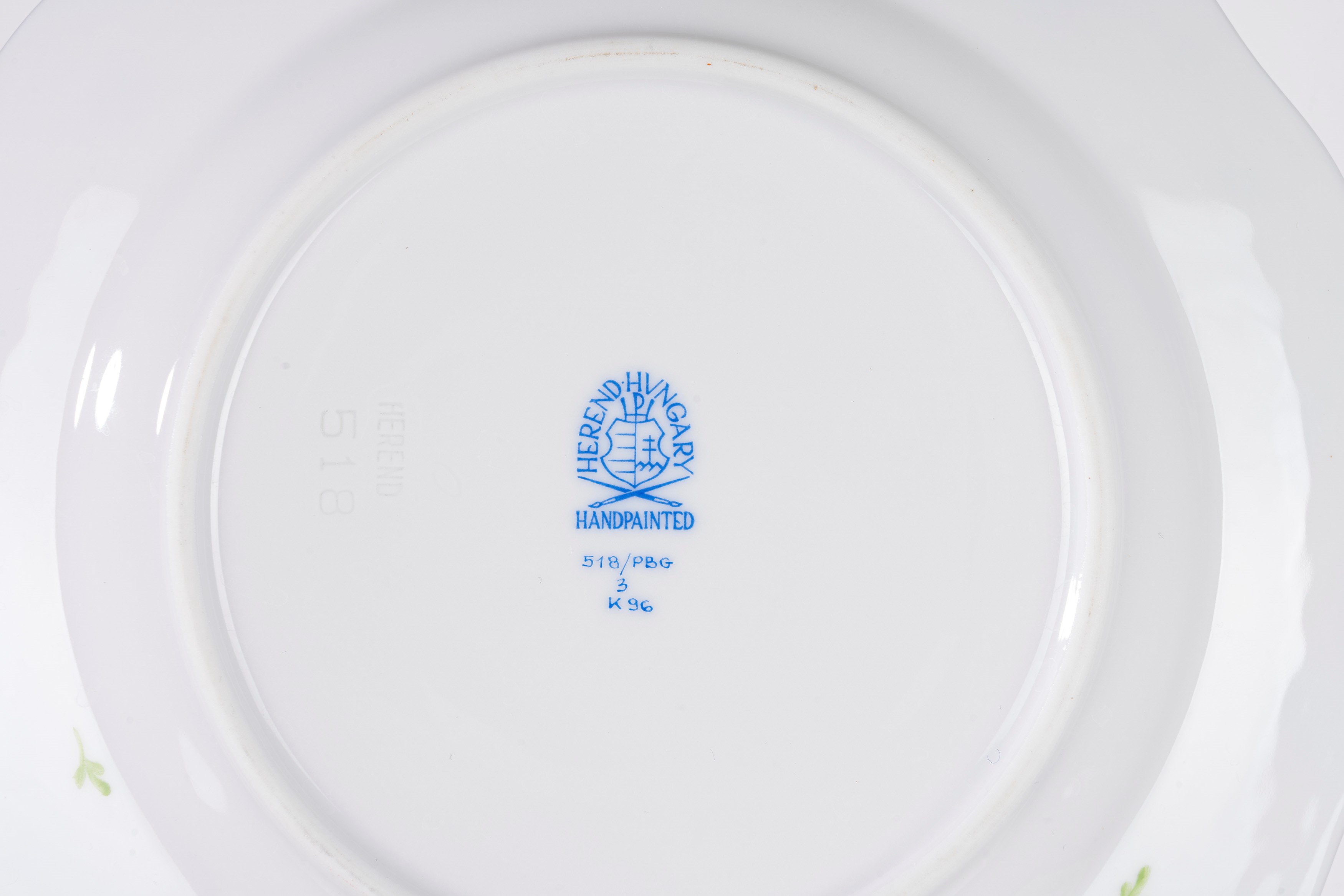 Lotto Composto da Teiera, Tazza con Piattino e Piatto da Dolce, in Porcellana Decorata in Policro...