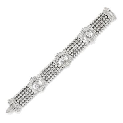 Bracciale in platino con diamanti, struttura a tre settori geometrici snodati