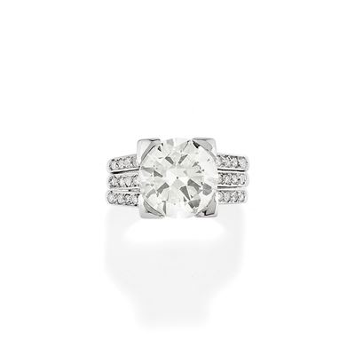 Anello in oro bianco 18k con diamante centrale taglio brillante e diamanti sul gambo