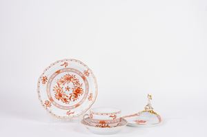 Lotto composto da una tazza da t&egrave; con piattino, un piatto da dolce ed un porta bon-bon in porcellana di Herend con decoro ruggine 