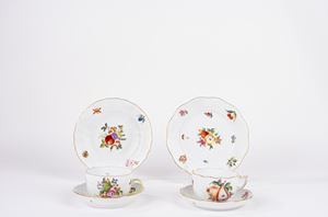 Lotto composto da due differenti tazze da te con piattino e piatto da dolce, in porcellana decorata a frutti. Herend, Hungary