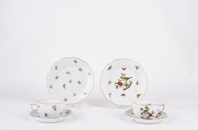 Herend, Coppia di tazze con piattino e piatto da dolce decorati