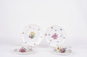 Lotto composto da due tazze da te con piattino e piatto da dolce in porcellana decorata a motivi floreali. Herend, Ungary