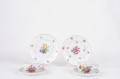 Herend (Ungary), Set di due tazze da tè con piattino e piatto da dolce in porcellana decorata a m...