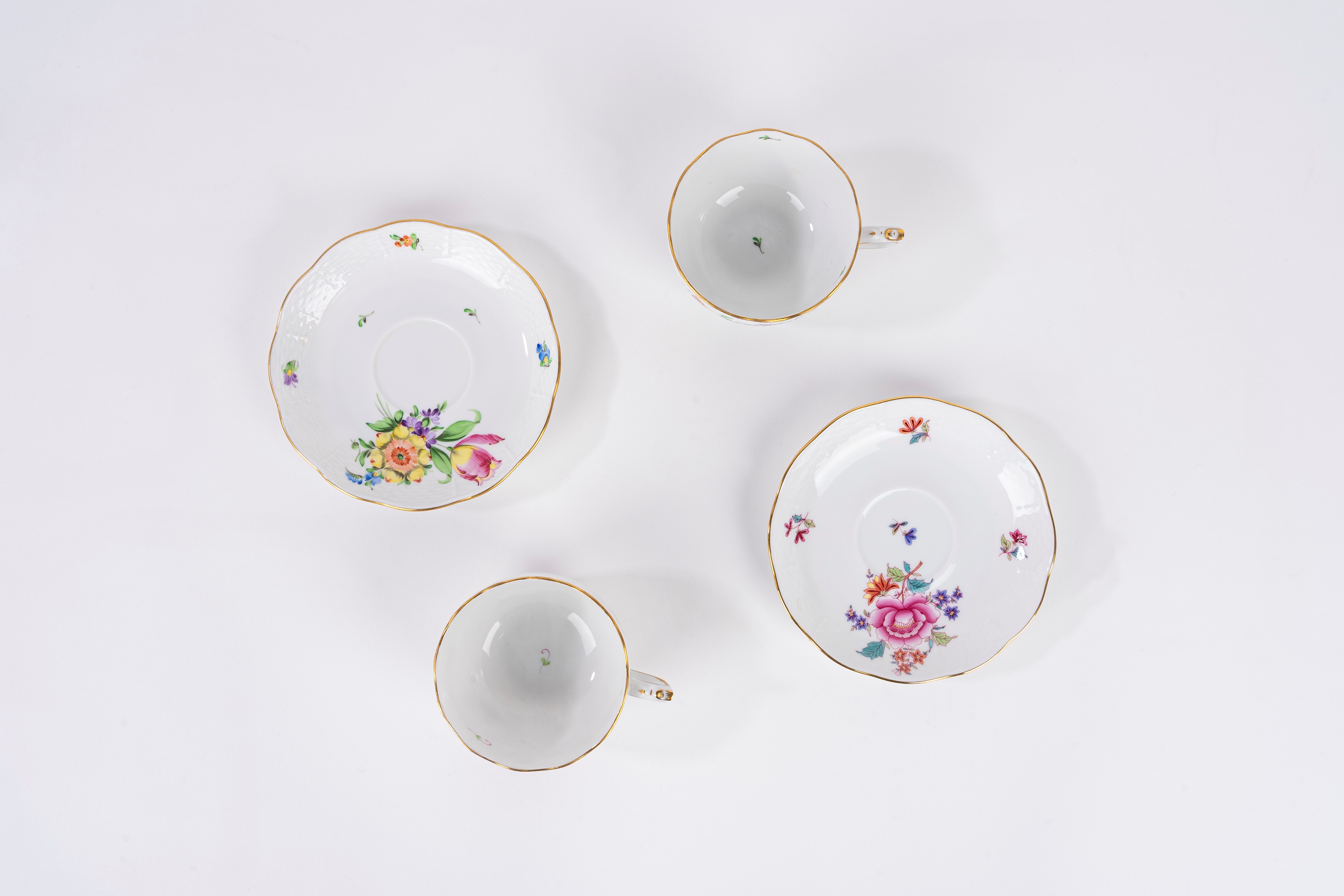 Herend (Ungary), Set di due tazze da tè con piattino e piatto da dolce in porcellana decorata a m...