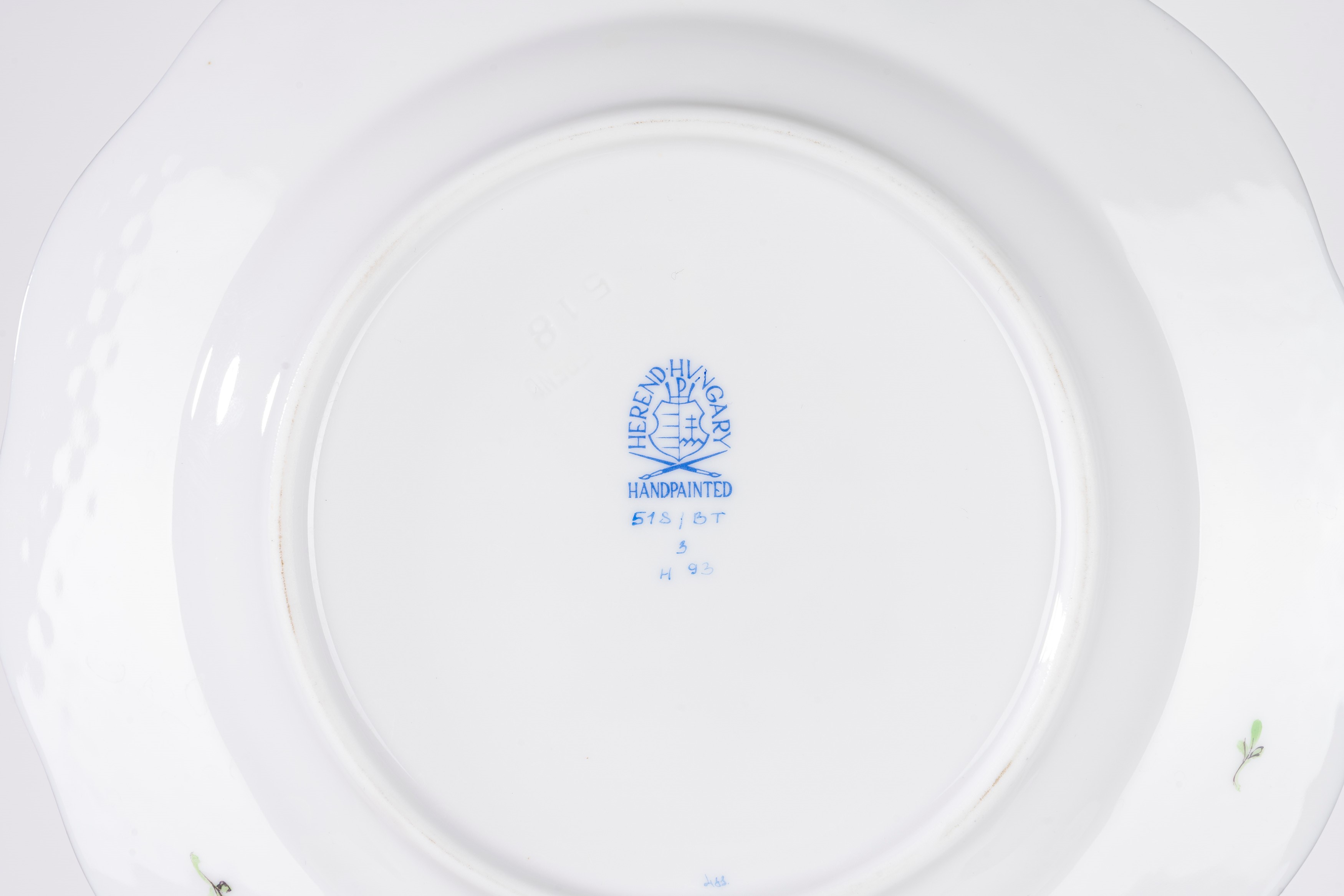 Herend (Ungary), Set di due tazze da tè con piattino e piatto da dolce in porcellana decorata a m...