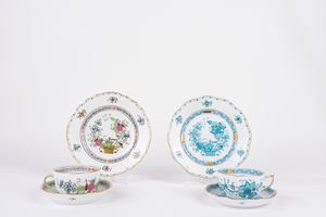 Lotto composto da due differenti tazze da te con piattino e piatto da dolce, in porcellana decorata in policromia, Herend