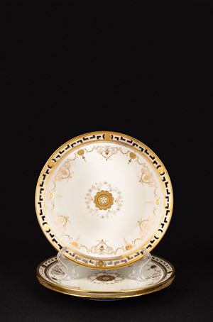 Minton per Tiffany. Tre piatti in porcellana bianca e oro