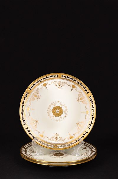 Minton per Tiffany, Tre piatti in porcellana bianca e oro