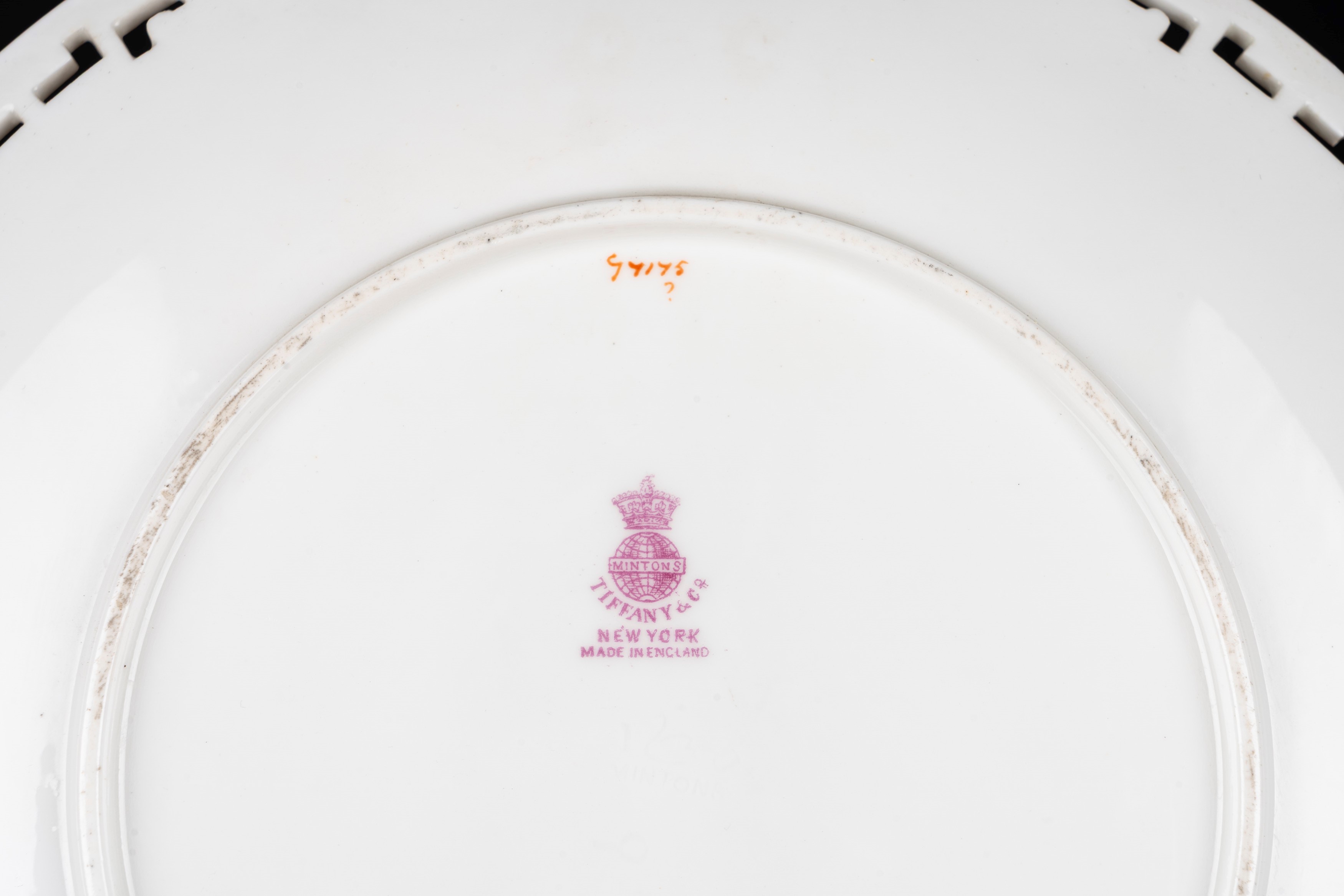 Minton per Tiffany, Tre piatti in porcellana bianca e oro