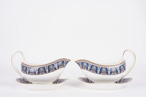 Coppia di salsiere in porcellana bianca decorata in policromia, Wedgwood