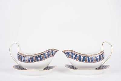 Wedgwood, Coppia di salsiere in porcellana bianca decorate in policromia