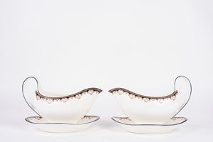Coppia di salsiere in porcellana bianca decorata in policromia, Wedgwood