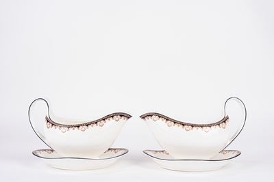 Wedgwood, Coppia di salsiere in porcellana bianca decorata in policromia con piattini