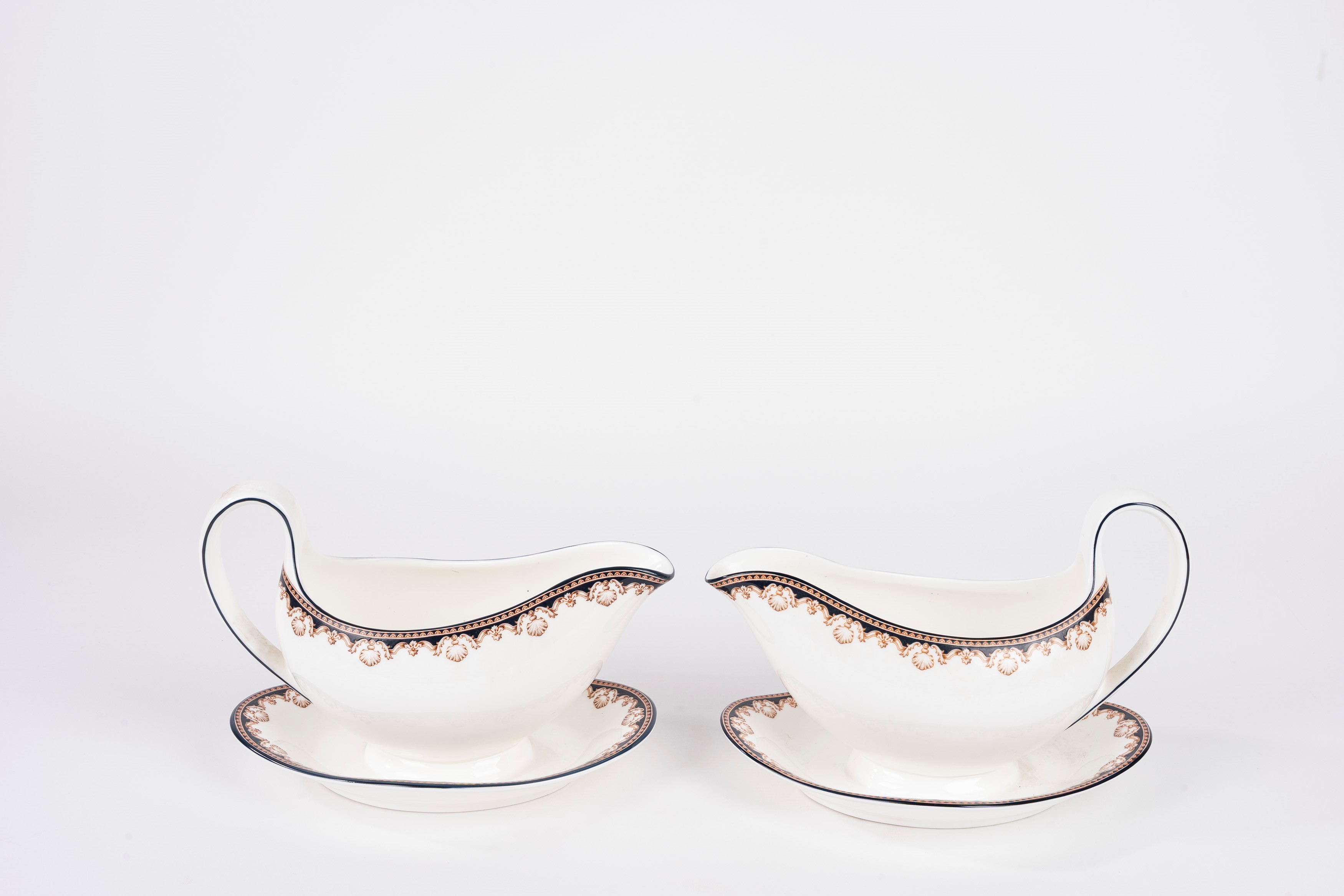 Wedgwood, Coppia di salsiere in porcellana bianca decorata in policromia con piattini